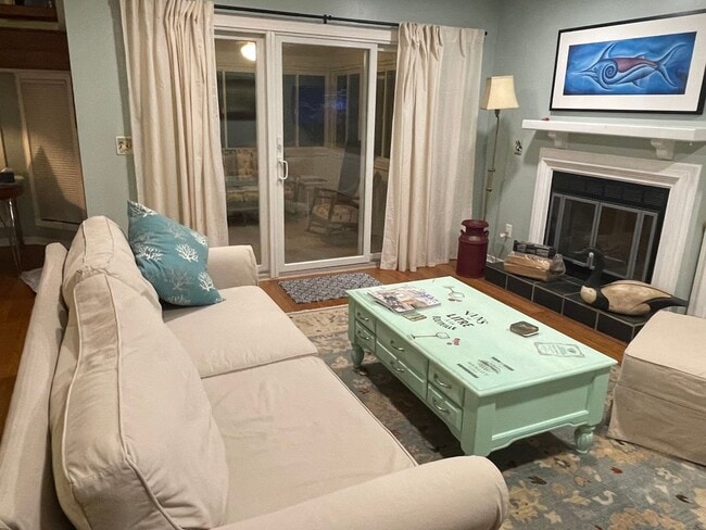 Photo - Available 12/16. Beautiful FURNISHED End-U... Casa