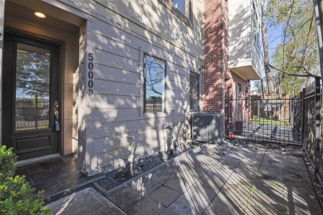 Photo - 5000 Schuler St