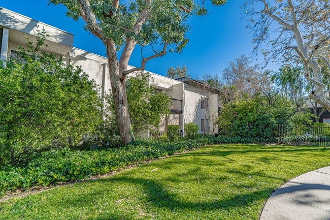 Building Photo - COMING SOON! Cozy 2 Bedroom Condo in Valencia! Unit 243