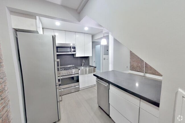 Building Photo - 411 E 12th St Rental