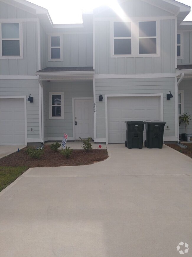 Building Photo - Beautiful New Townhome in Admiral's Quarters