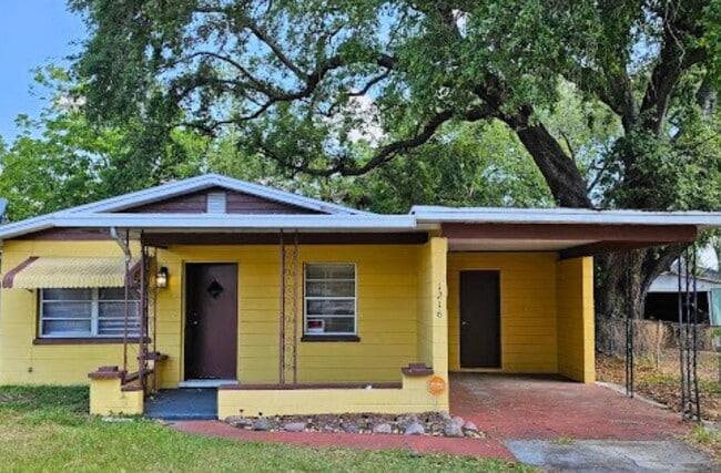 Building Photo - 3-bedroom, 1-bathroom house is now availab...