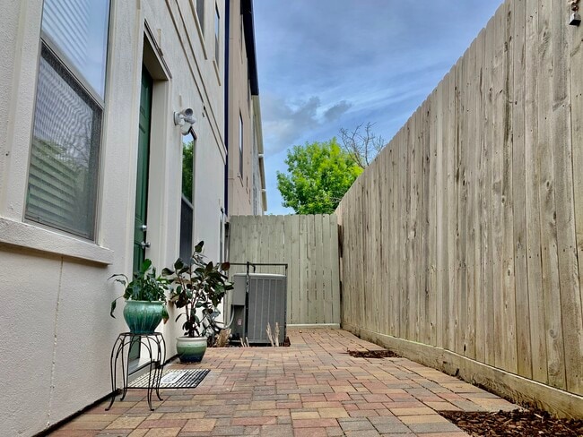 Patio trasero, sencillo, de bajo mantenimiento. - 9617 Pemberton Cres Dr