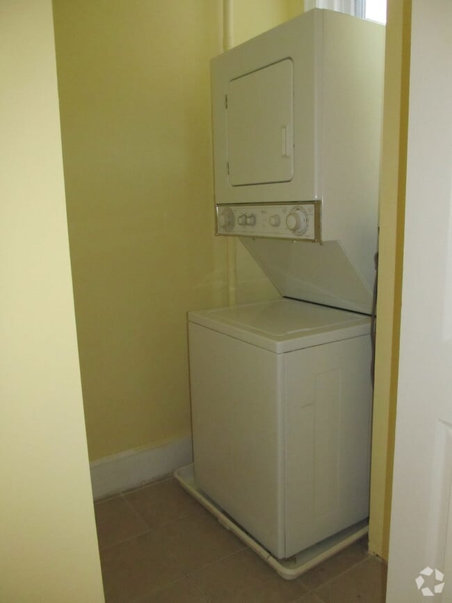 Building Photo - 1213 S 46th St Unit 2nd Floor Rental