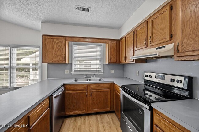 Photo - 123 W Victoria Ct