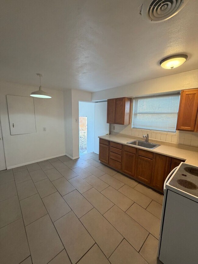 Photo - 9065 Bobb Ave