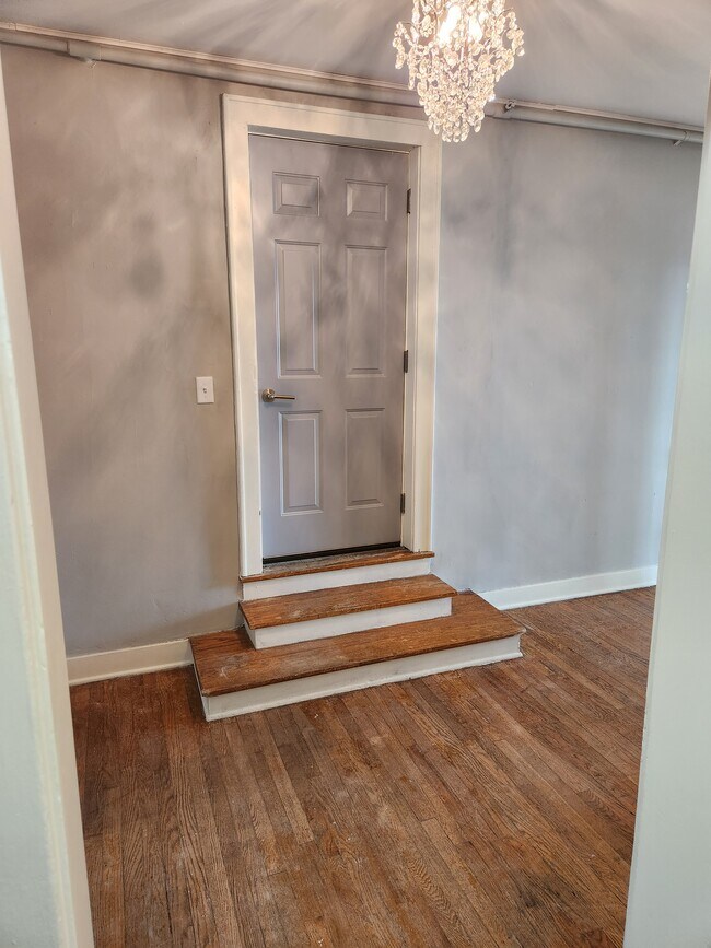 Entry - 1038 7th Ave Unit 1038 1/2