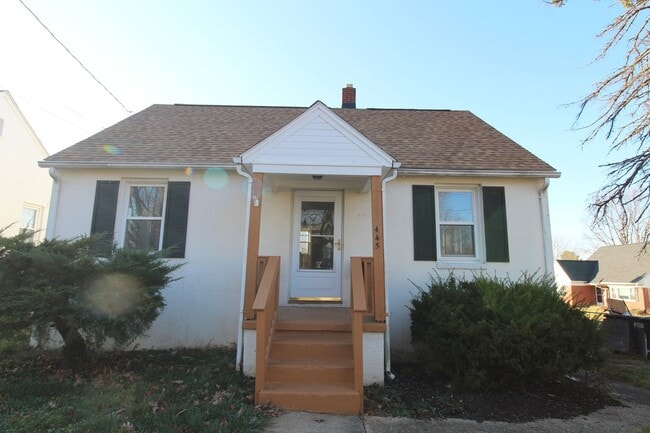 Building Photo - Three bed one bath. Big backyard. Street and all street parking.