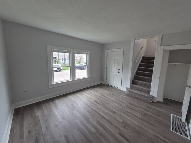 Photo - 210 S Hedges St