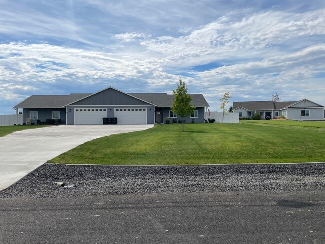 Building Photo - 2856 Rd H NE