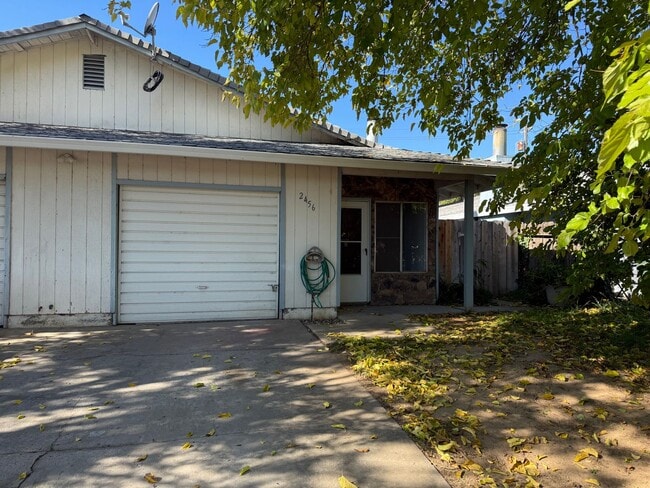 Building Photo - 2 Bedroom 1 bath Duplex Unit 2456