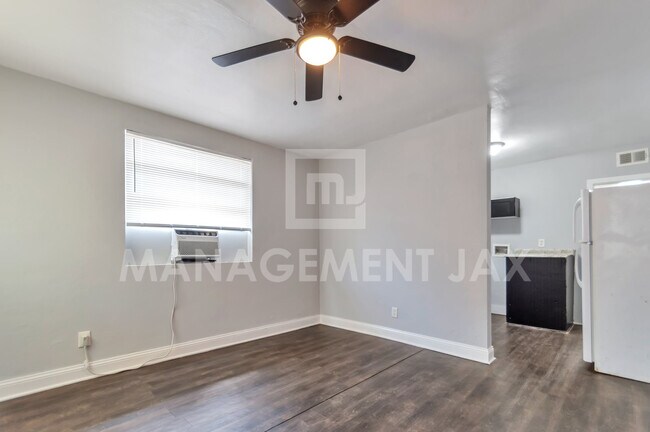 1520 W 25th St