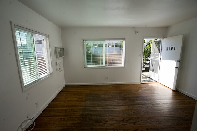 Living room - 5614 Auckland Ave Unit 5614
