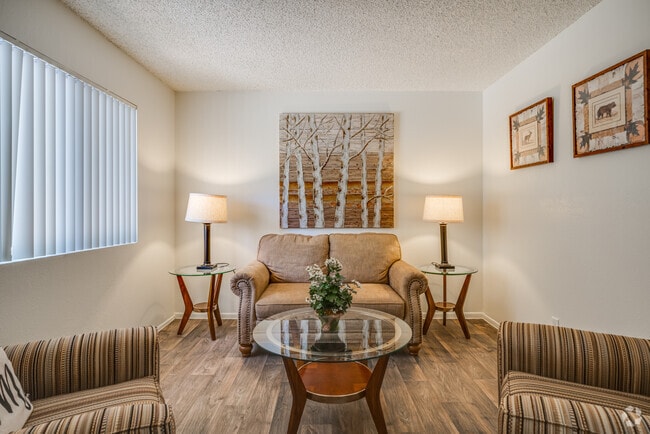 1 BR, 1 BA - 607 SF