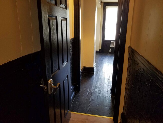 Building Photo - 1225 W Allegheny Ave Unit 2R Rental