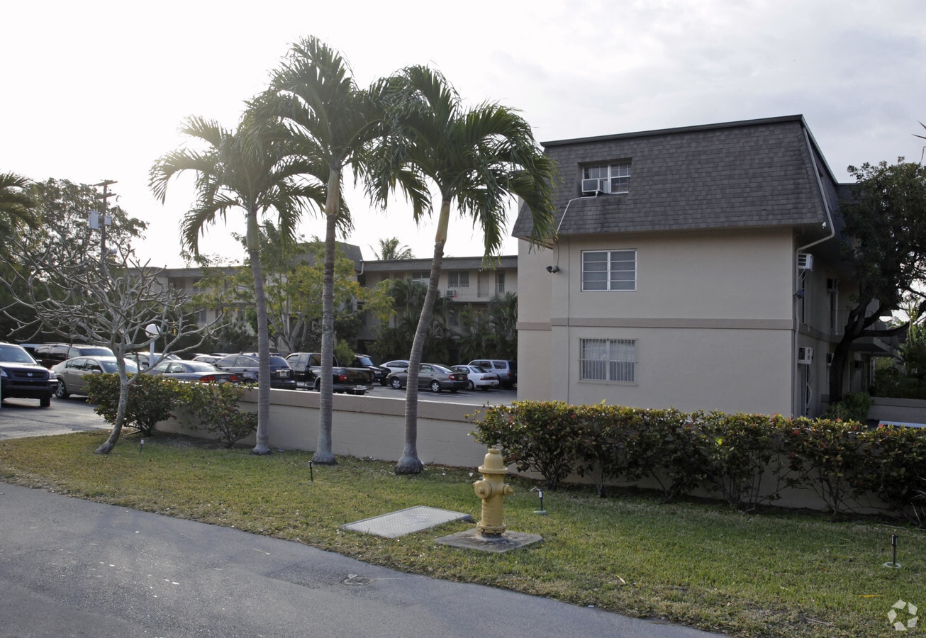 Palm Plaza Apartments - Palm Plaza Apartments