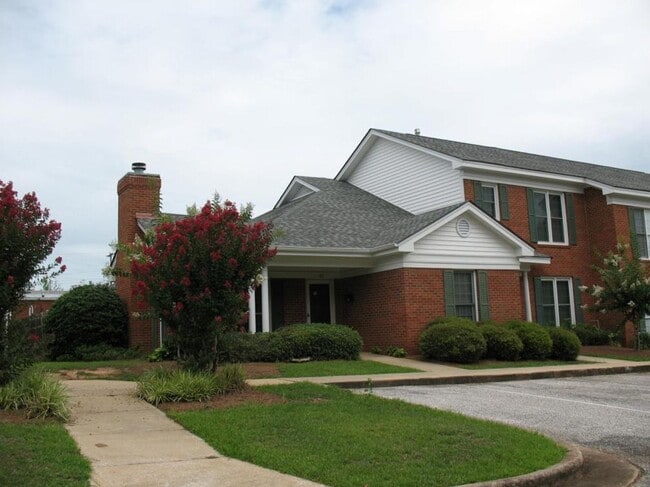 Charming 2 Bed, 2 Bath Townhome with Fence... - Charming 2 Bed, 2 Bath Townhome with Fence...