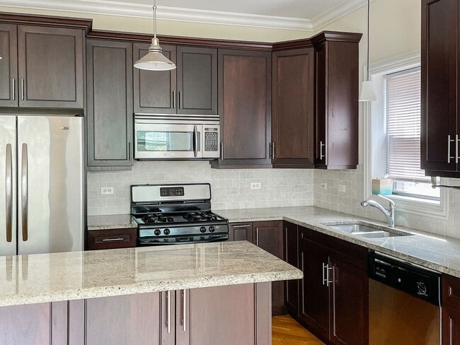 Building Photo - 3229 N Kenmore Ave Unit 3229-3