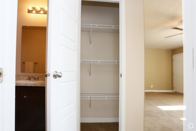 Closetf - Country Club Crossing (Manufactured Home Com)