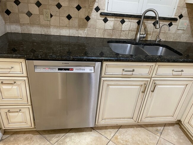 Photo - 737 Robin Ln