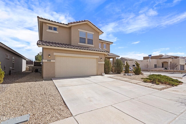 Building Photo - 956 Clapham St