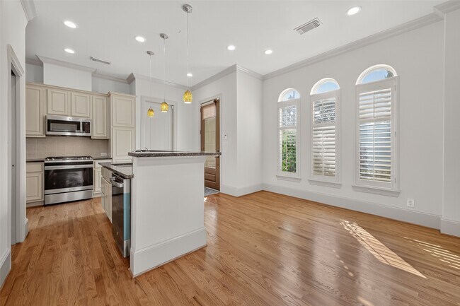 Photo - 931 W 23rd St