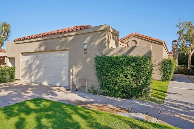 Building Photo - 29 Lakeshore Dr