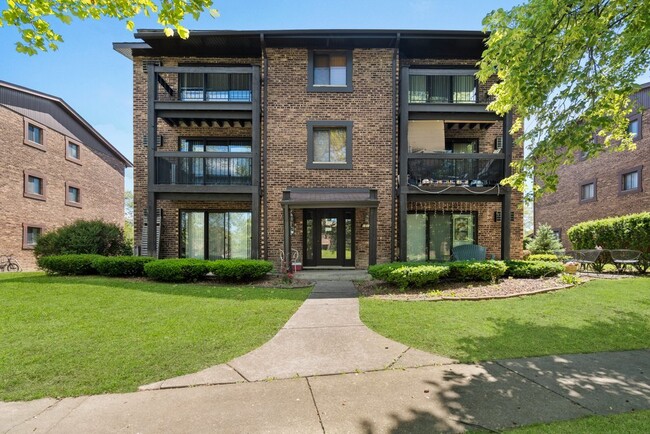 Building Photo - 15128 Quail Hollow Dr Unit 1S Rental