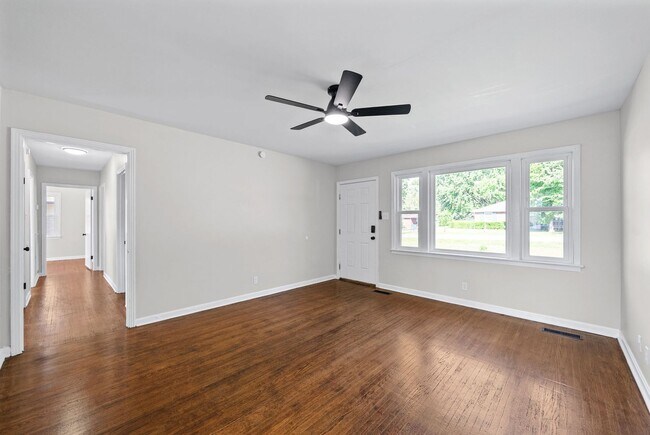 Photo - 3 bedroom 1 1/2 bath home with flex space for rent!