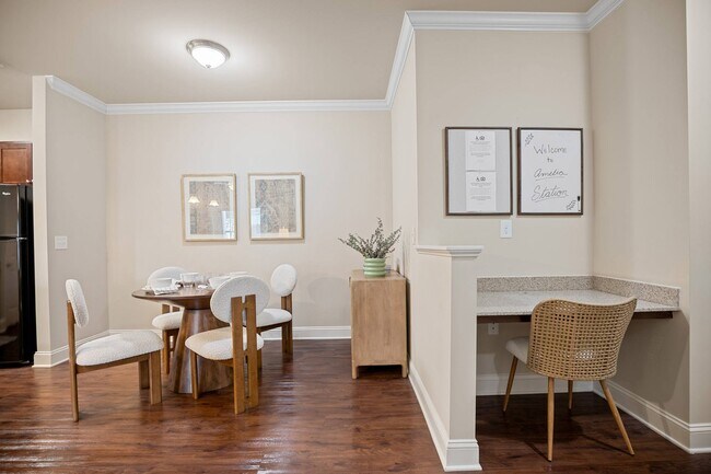 Photo - Amelia Station