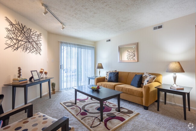 2BR, 2BA - 1,000SF - Living Room