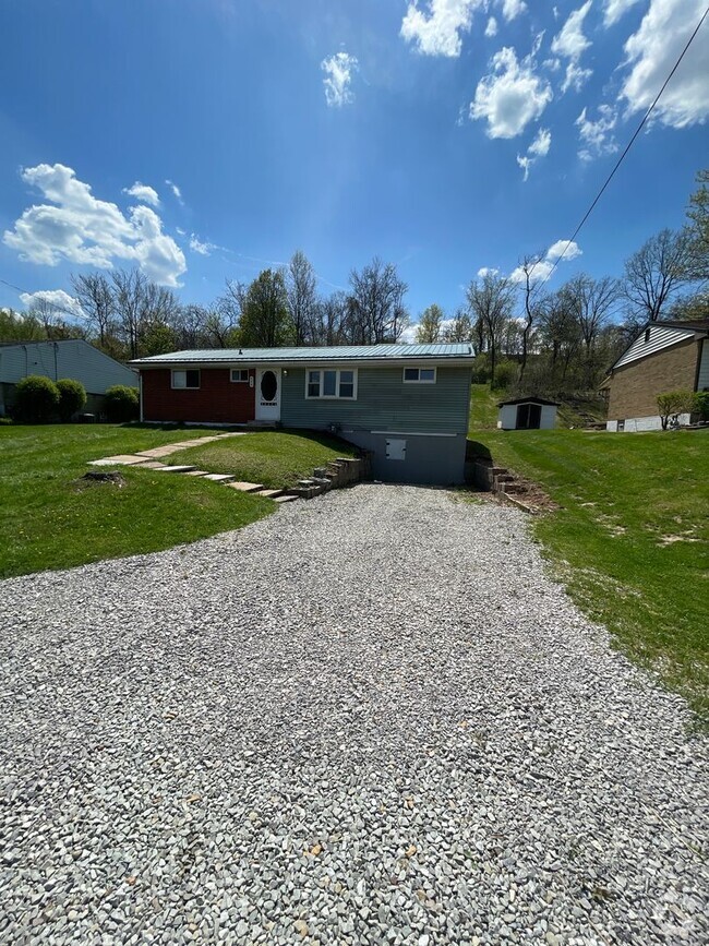Building Photo - Freshly Renovated 3 Bedroom Ranch with Mod... Rental