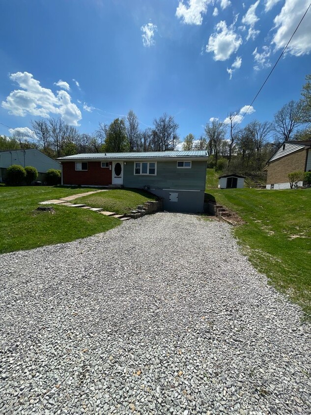 Freshly Renovated 3 Bedroom Ranch with Mod... - Freshly Renovated 3 Bedroom Ranch with Mod...