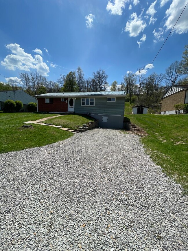 Freshly Renovated 3 Bedroom Ranch with Mod... - Freshly Renovated 3 Bedroom Ranch with Mod... Casa