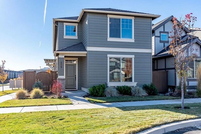 Building Photo - **Coming Soon - Unfurnished** Modern Livin... Rental