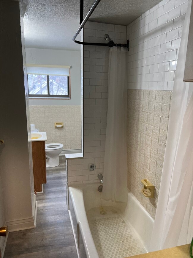 Shower bath - 861 W Wilbeth Rd Unit 861