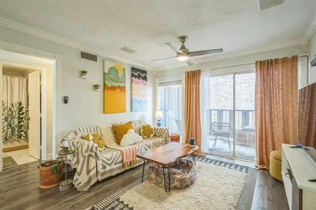 Building Photo - 1304 Summit St Unit 107