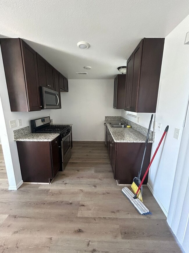 Photo - Hard to find 3 bedroom 2 bath apartment central Hanford