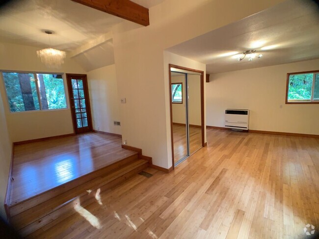 Building Photo - Large, updated Larkspur Studio with Laundr... Rental