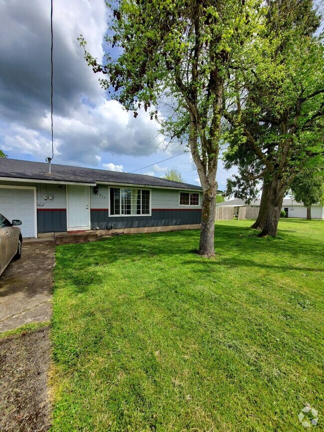 Building Photo - Cozy 2 Bed, 1 Bath duplex with large yard ... Rental