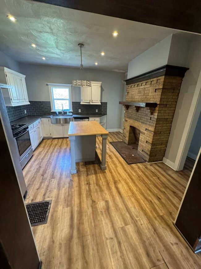 Photo - 1948 Broadway Ave