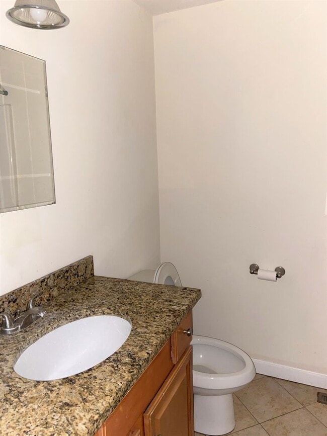 Building Photo - 13 Cottage St Unit 1