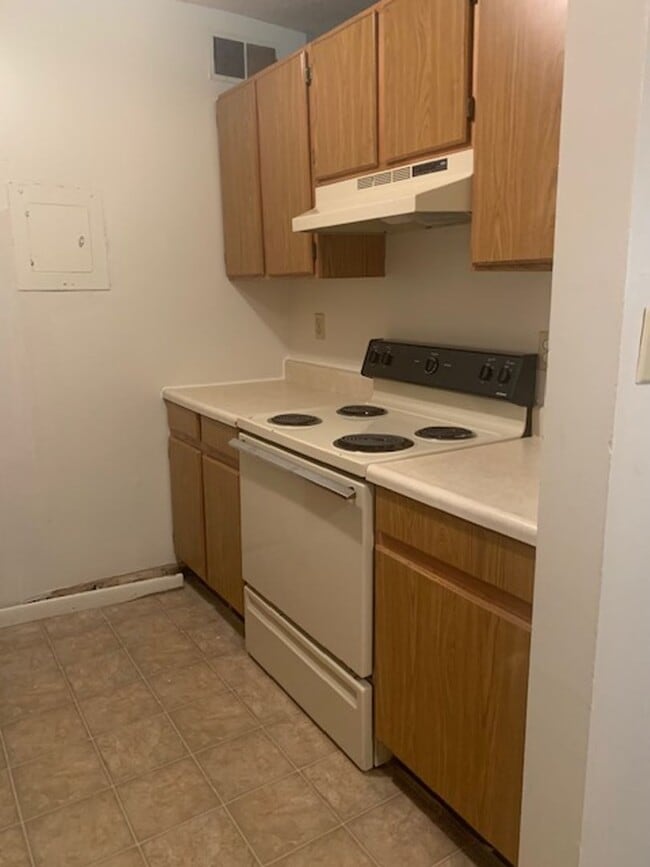 Building Photo - 2 Bedroom 1 Bath Garden Apartment Available Unit 1819-A1