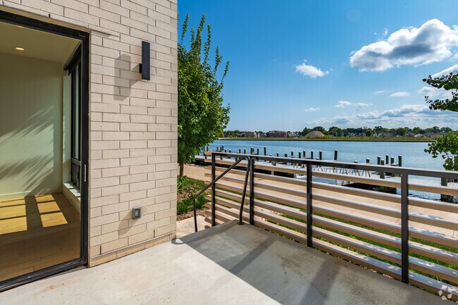 B15 - 1 Bed + Den - 946SF
