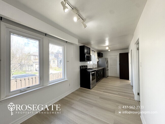 Photo - All-Inclusive 2-Bedroom Main Level Apartment with Porch & Backyard – Pet Friendly – Etobicoke Unité 1