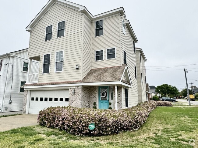 Building Photo - Beautiful 3 Bedroom Duplex by the Beach! A... Rental