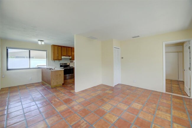 Photo - 805 NE 40th St Apartments Unit 1