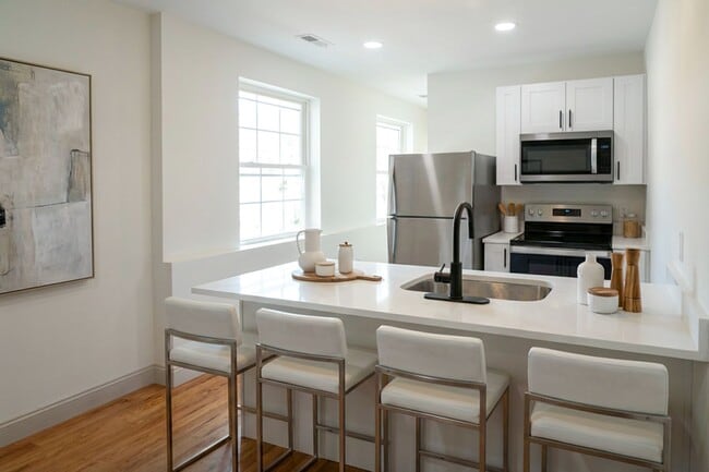 Building Photo - Beautifully Renovated 1 Bedroom Apartment Unit 303