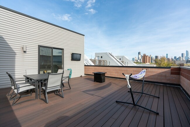 Building Photo - 1625 N Clybourn Ave Unit 3