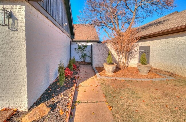 Photo - 3813 Ives Way